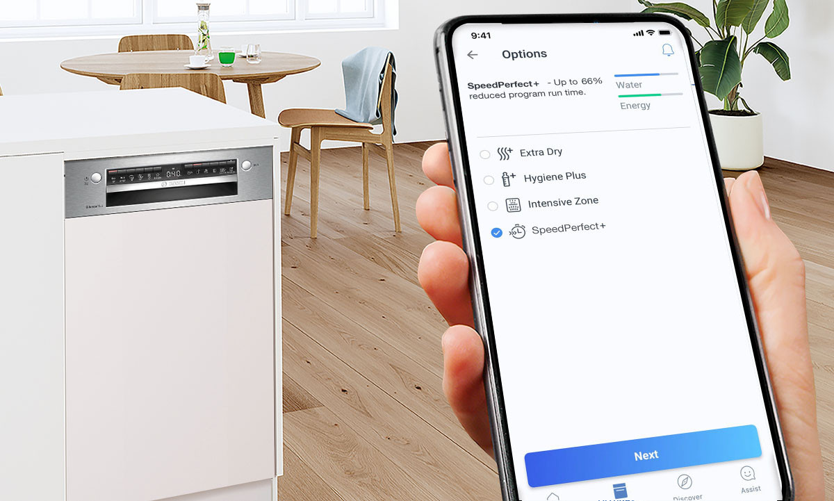 Telefon w dłoni z aplikacją HomeConnect i włączoną opcją SpeedPerfect Plus. W tle zmywarka marki Bosch.