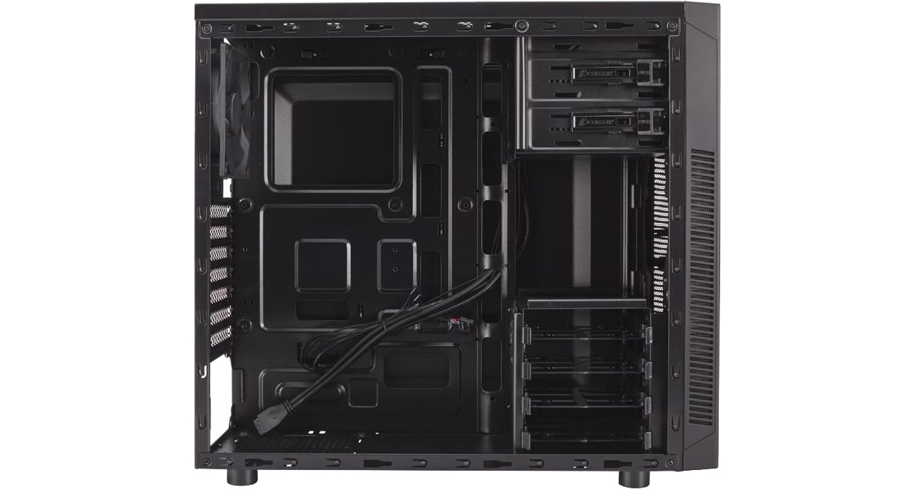 Corsair Carbide Series 100R - pojemne wnętrze