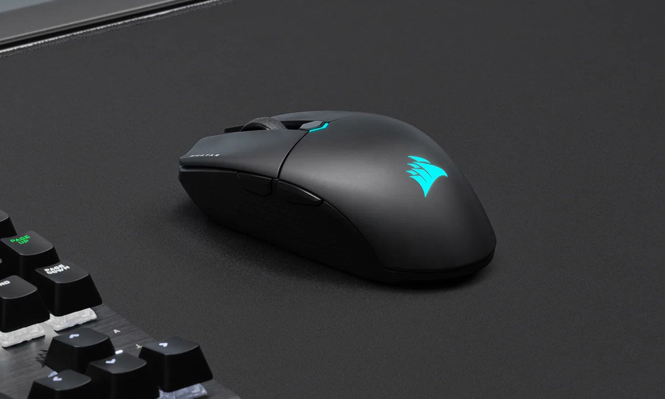 Corsair Katar Elite Wireless na podkładce pod mysz