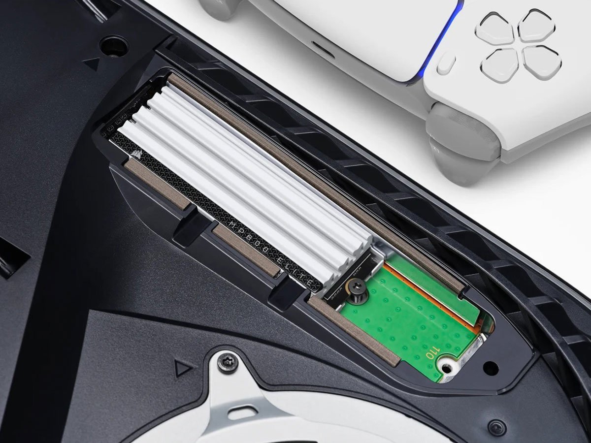 Dysk SSD M.2 Corsair MP600 ELITE do PS5 - Grafika lifestyle