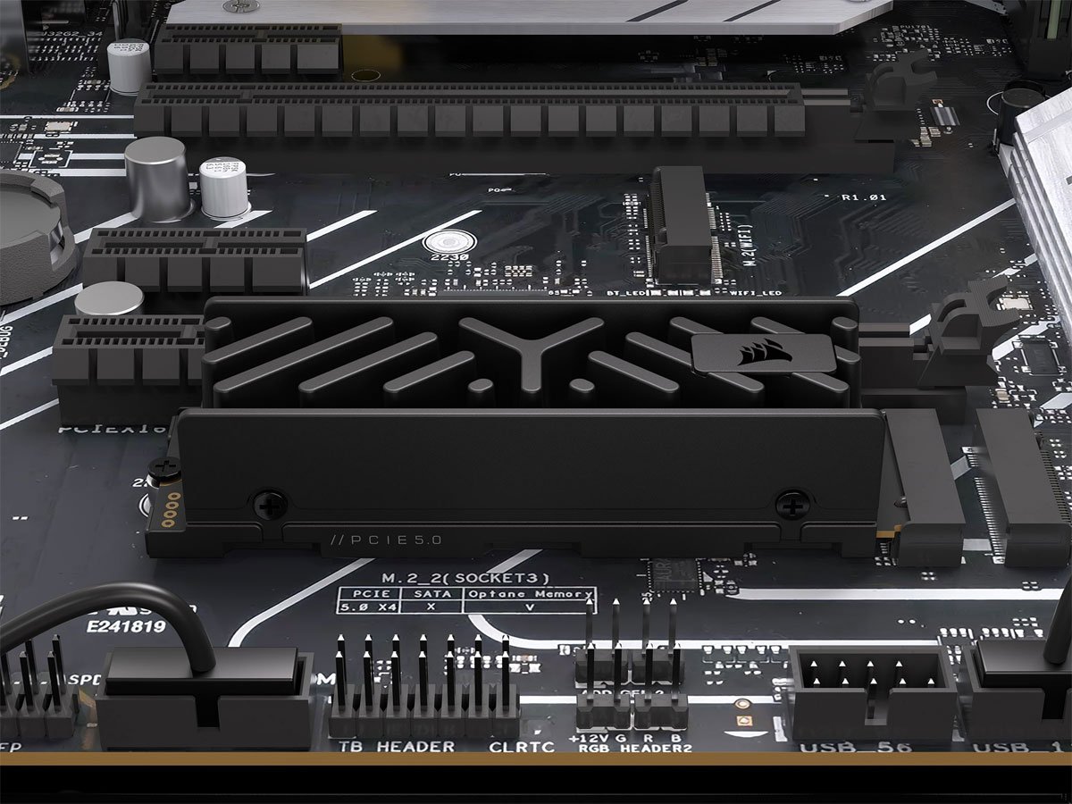 Dysk SSD M.2 Corsair MP700 Elite Heatsink - Grafika lifestyle