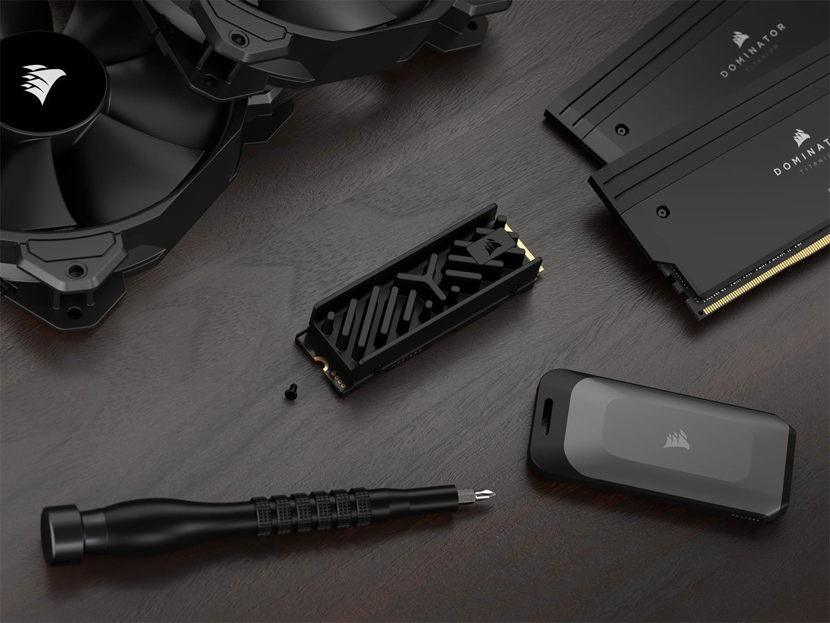 Dysk SSD M.2 Corsair MP700 Elite Heatsink - Grafika lifestyle