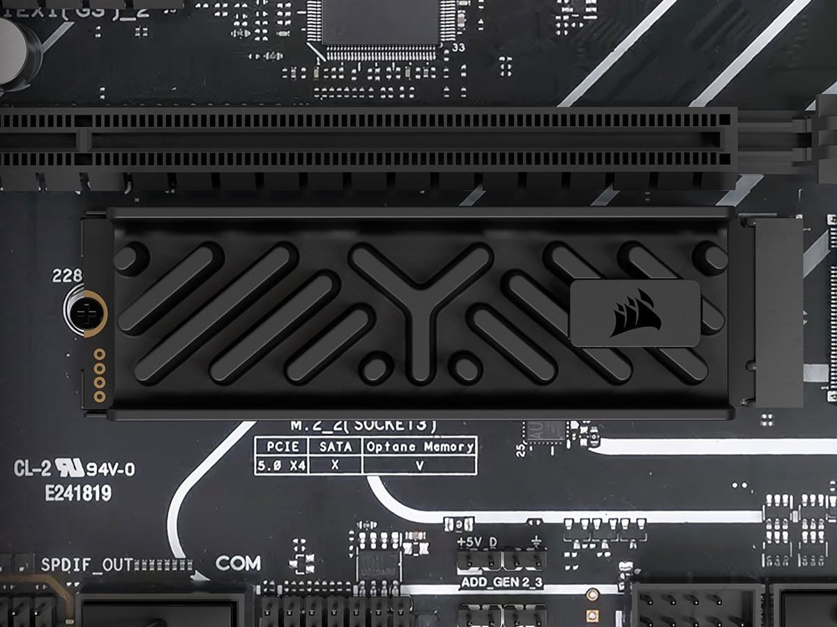 Dysk SSD M.2 Corsair MP700 Elite Heatsink - Grafika lifestyle
