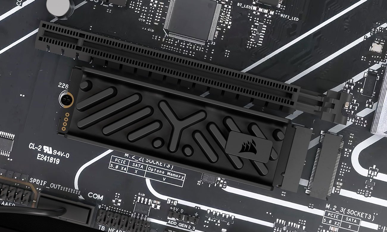 Dysk SSD M.2 Corsair MP700 Elite Heatsink - Grafika lifestyle