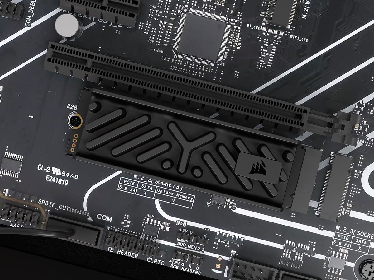 Dysk SSD M.2 Corsair MP700 Elite Heatsink - Grafika lifestyle