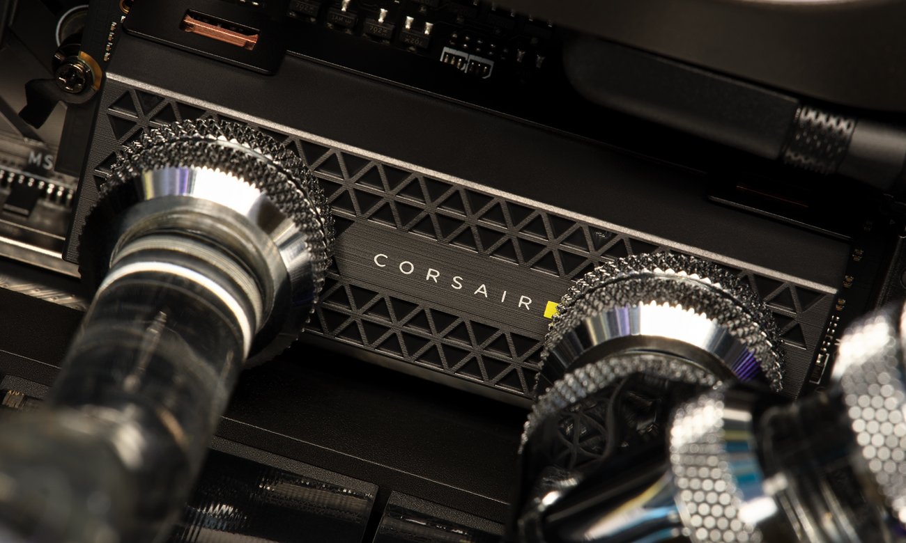 Dysk SSD M.2 Corsair MP700 PRO Hydro X - Grafika lifestyle