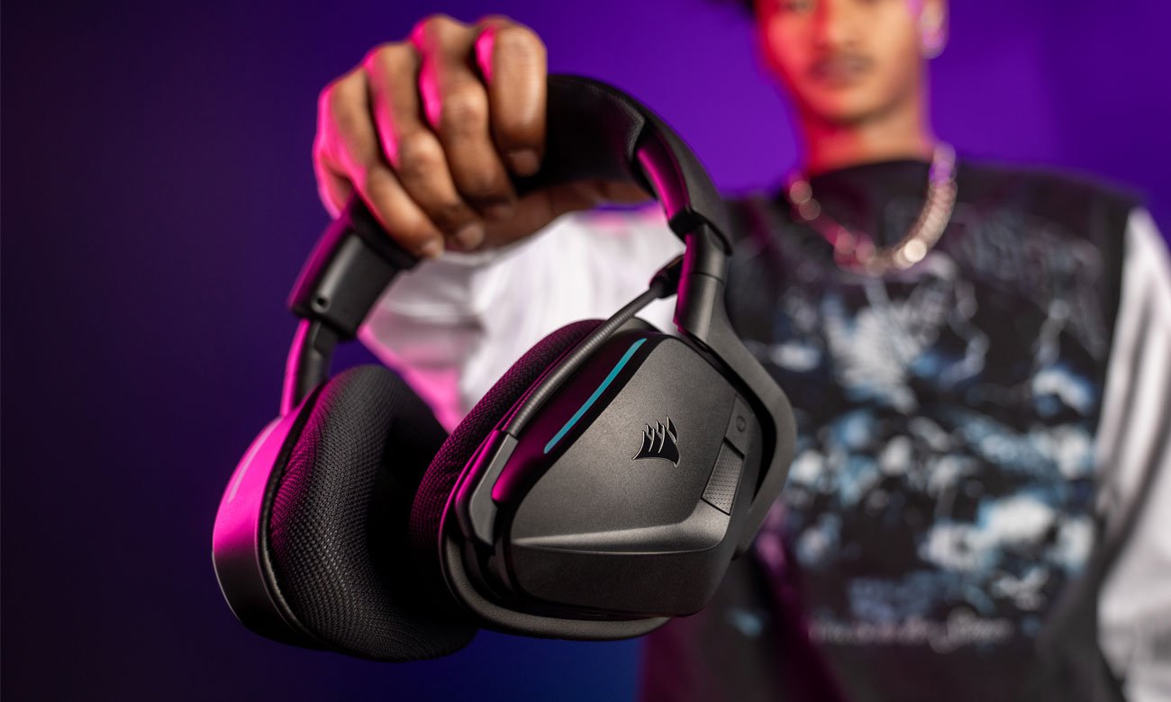 Słuchawki gamingowe Corsair VOID Wireless 2.0 Carbon - Grafika lifestyle