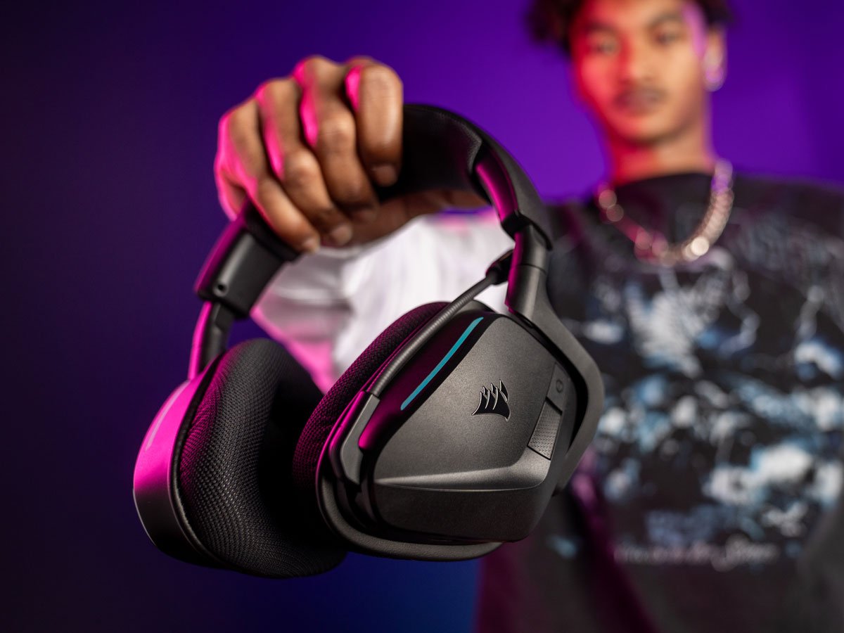 Słuchawki gamingowe Corsair VOID Wireless 2.0 Carbon - Grafika lifestyle
