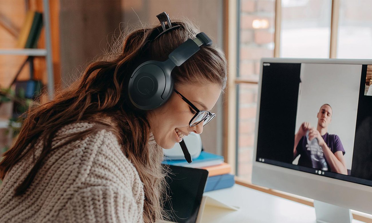 Słuchawki bezprzewodowe Creative Zen Hybrid PRO Classic - Grafika lifestyle