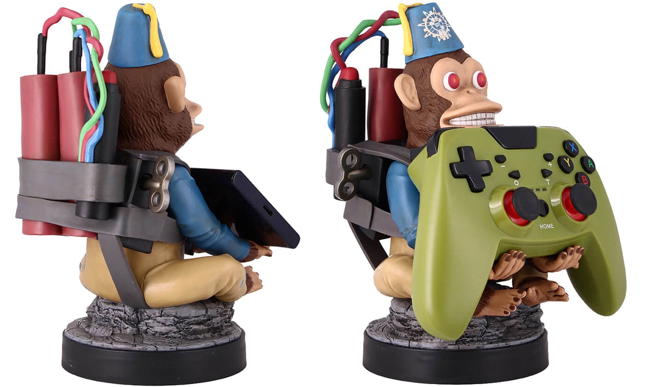 Figurka Cable Guys COD Monkey Bomb - Widok od tyłu i od przodu wraz ze smartfonem i kontrolerem