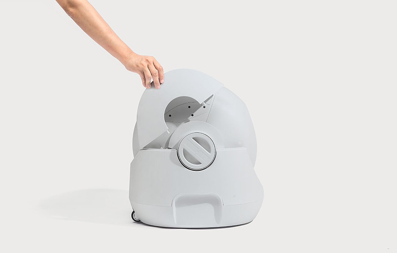 Dłoń zdejmuje górną pokrywę kuwety CATLINK BayMax Lite