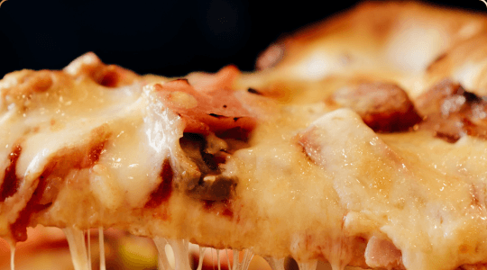Kawałek pizzy z rozciągającym się roztopionym serem