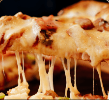 Kawałek pizzy z rozciągającym się roztopionym serem