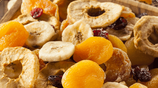 Mieszanka suszonych owoców z plastrami bananów, jabłek i morelami