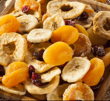 Mieszanka suszonych owoców z plastrami bananów, jabłek i morelami