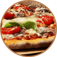 Pizza z pomidorkami, serem i bazylią na drewnianej desce widziana z bliska