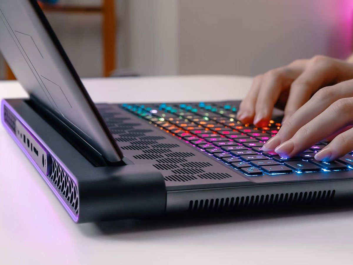 Dell Alienware m18 R2 bok