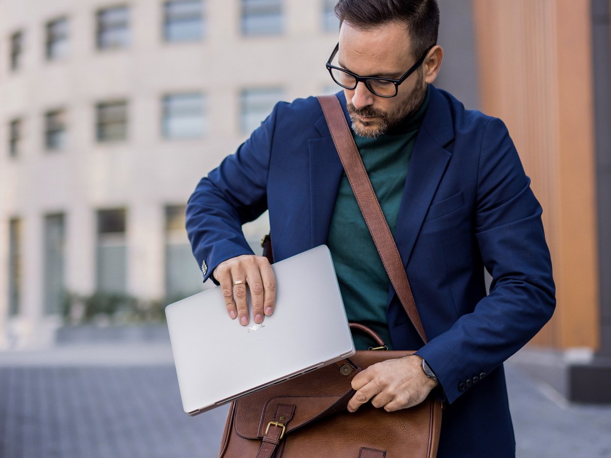 Dell Pro 13 Plus Mężczyzna chowający laptopa do torby