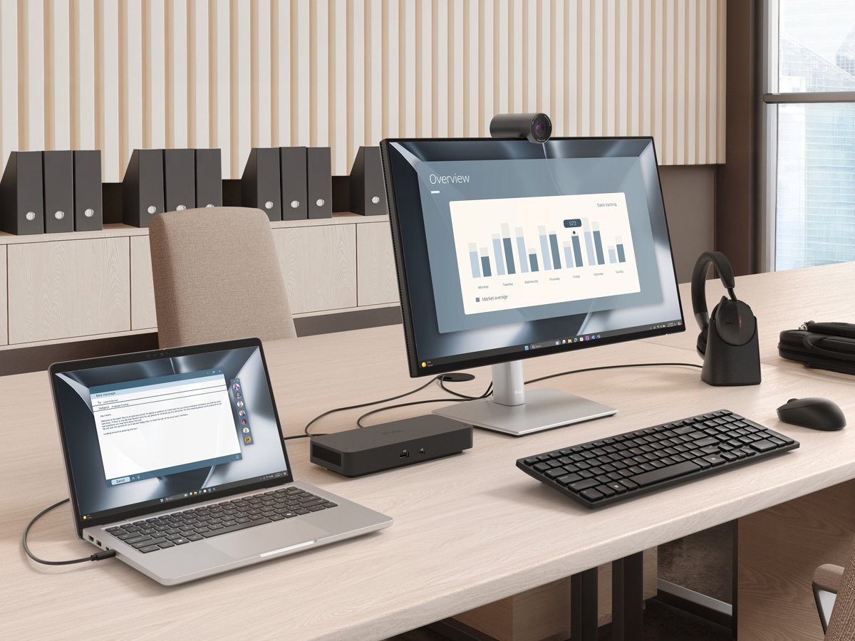 Dell Pro 13 Plus laptop podłączony do monitora