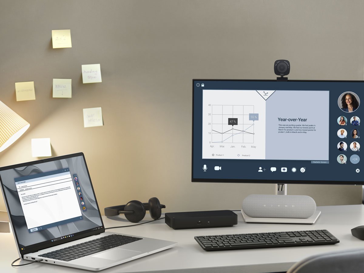 Dell 16 Pro na biurku podłączony do monitora