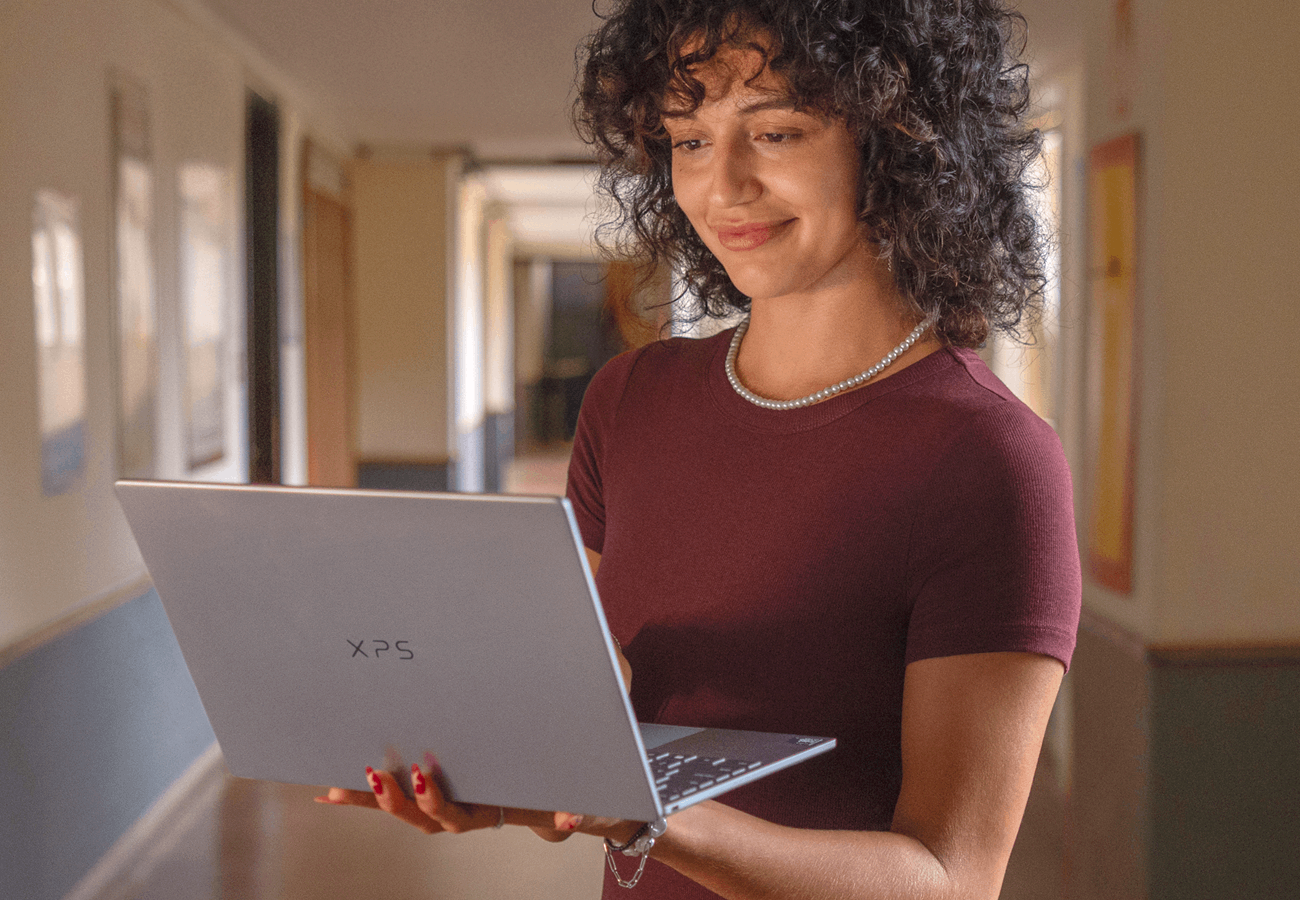 Kobieta pracująca na laptopie XPS 13