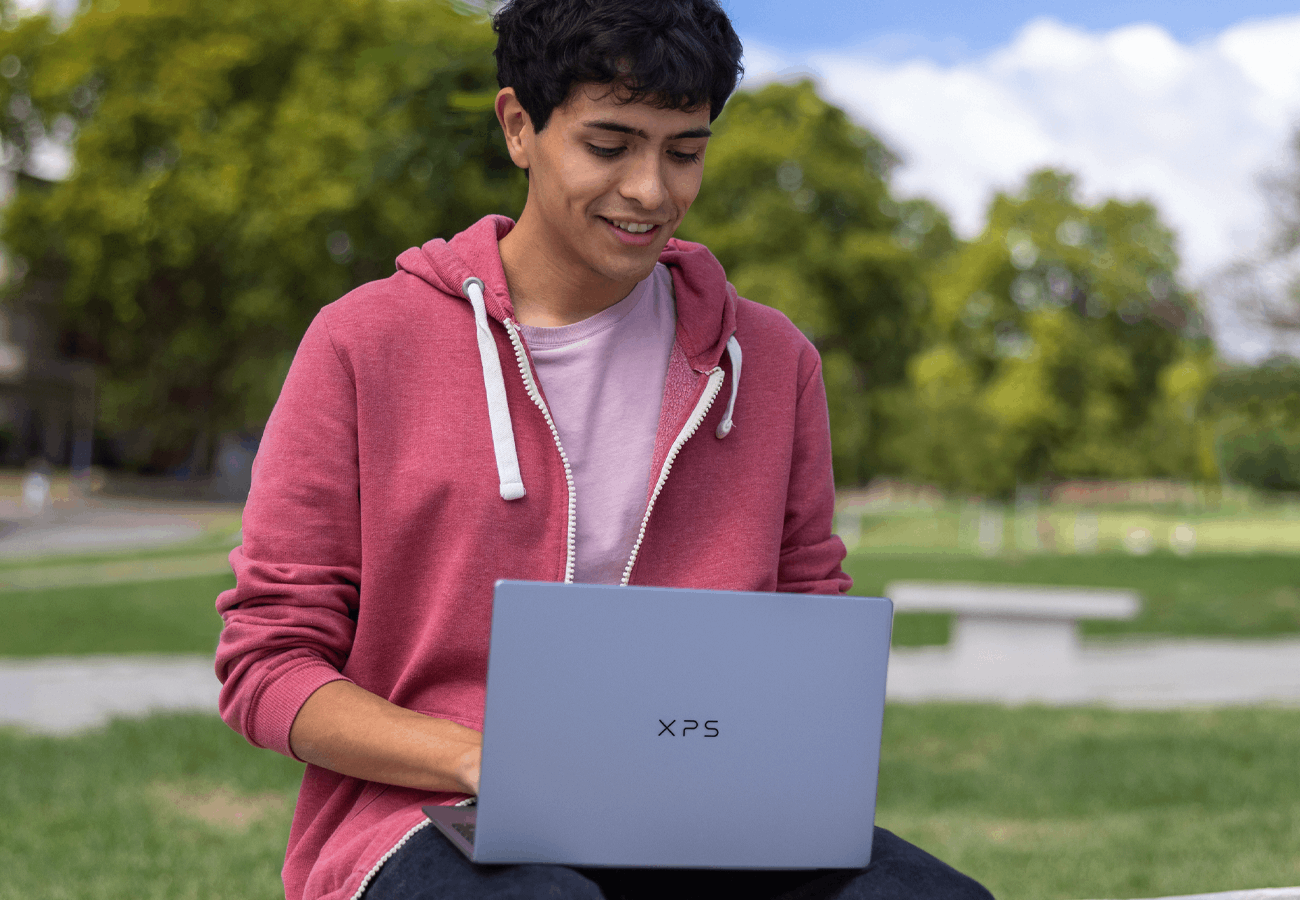 Mężczyzna pracujący na laptopie XPS 13 w parku