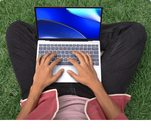 Praca na laptopie XPS 13 na zewnątrz