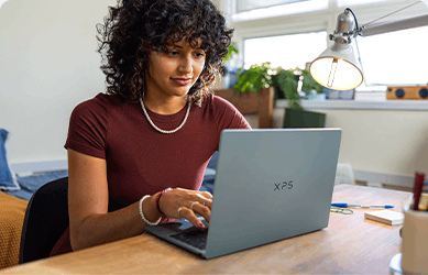 Kobieta pracująca na laptopie XPS 13