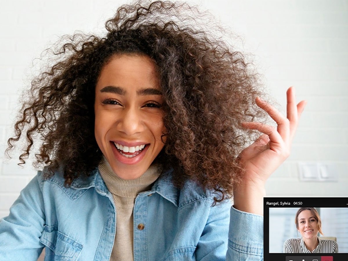 Kobieta w trakcie wideokonferencji na laptopie Dell 16 Plus