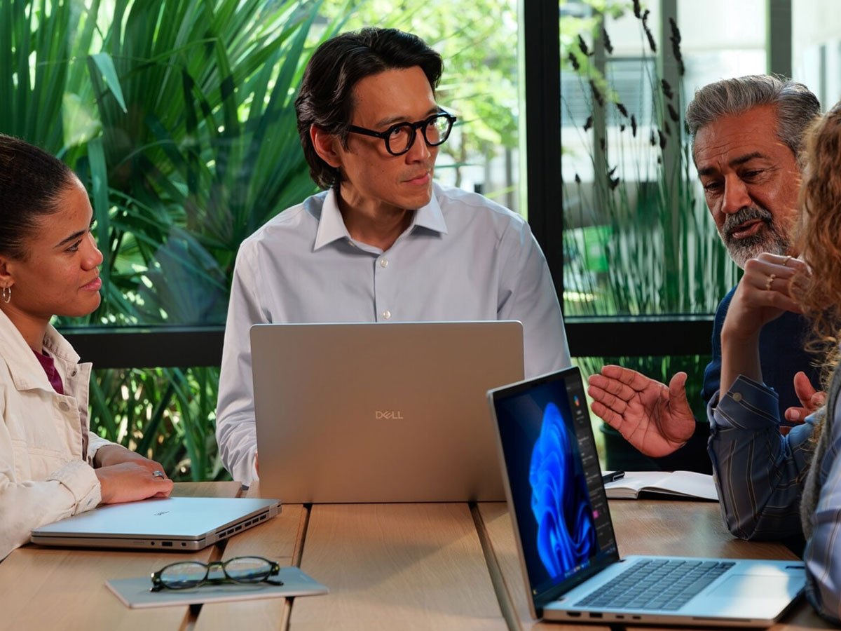Laptop Dell 16 Plus na stole podczas spotkania