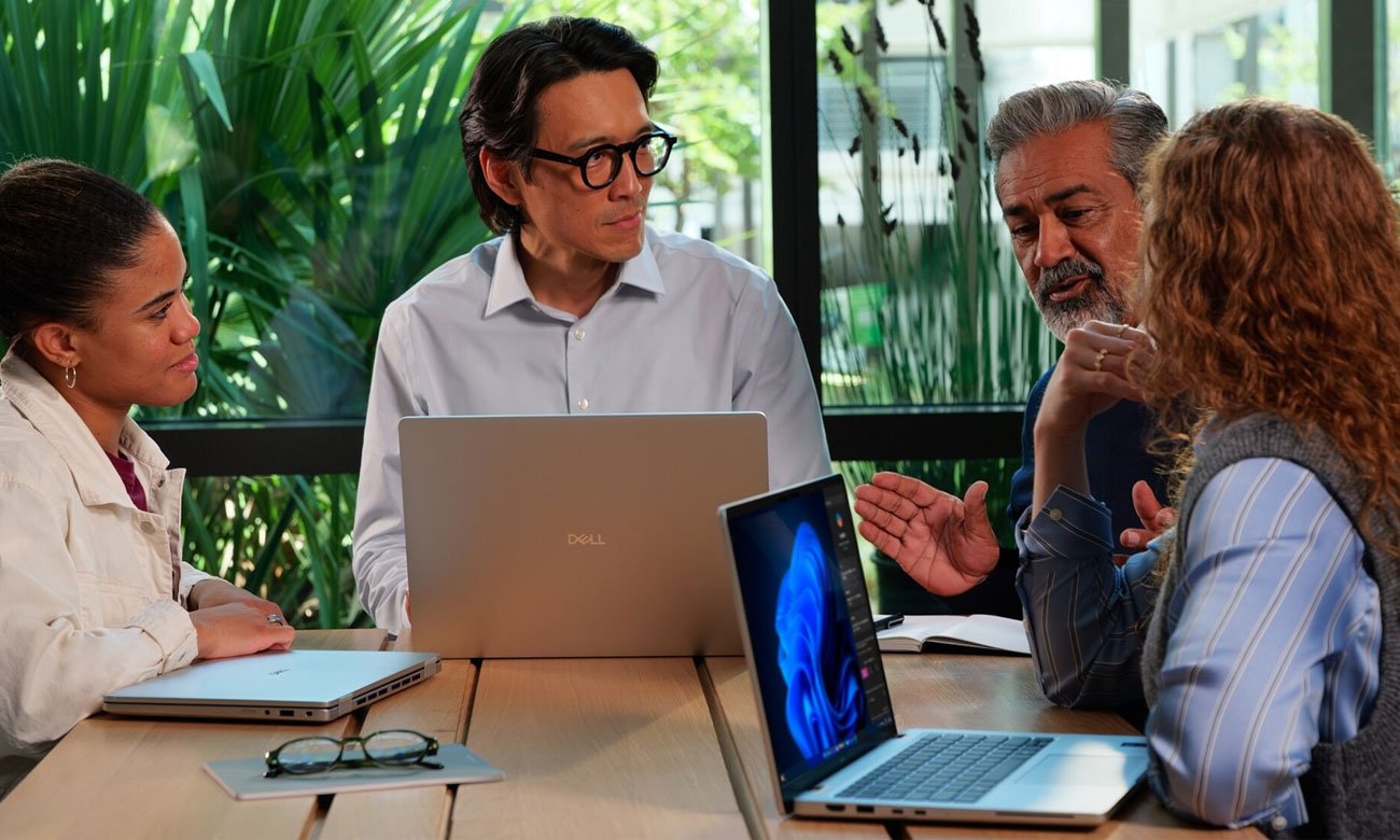 Laptop Dell 16 Plus na stole podczas spotkania