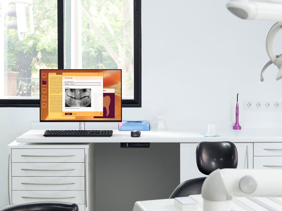 Dell Pro Micro zamontowony pod biurkiem