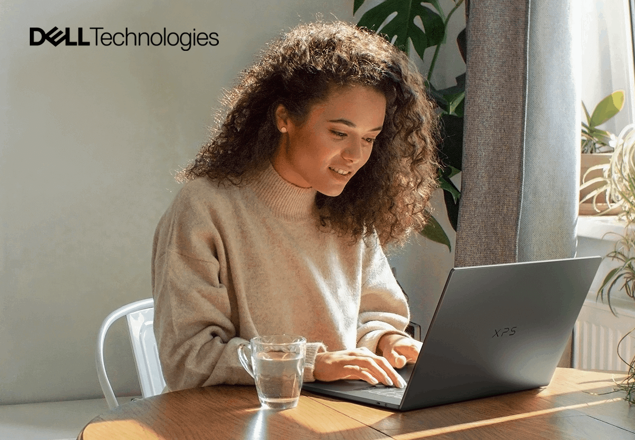 Młoda kobieta pracująca na laptopie XPS 14