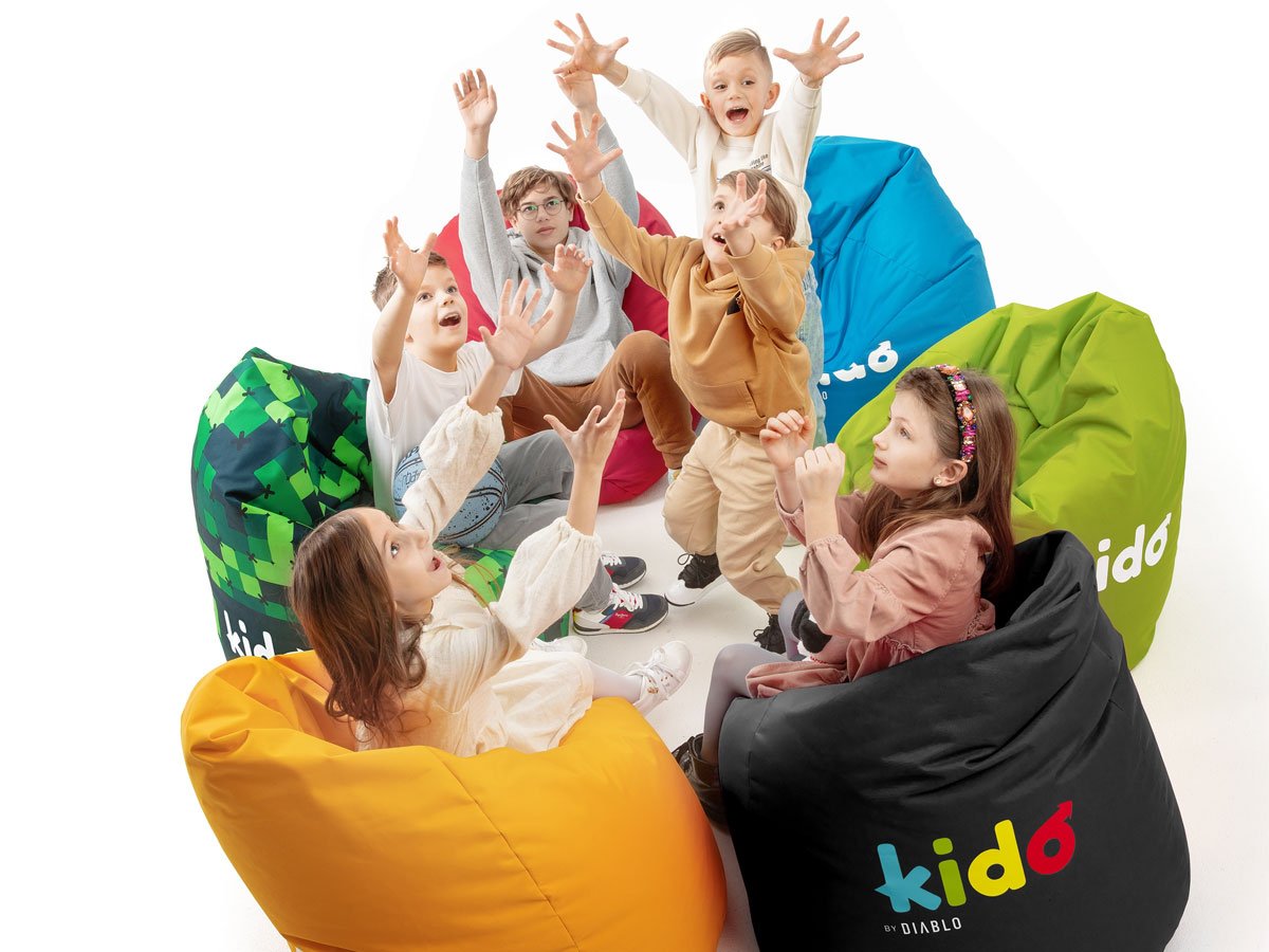 Pufa dla dziecka Diablo Chairs Kido Czarna - Grafika lifestyle