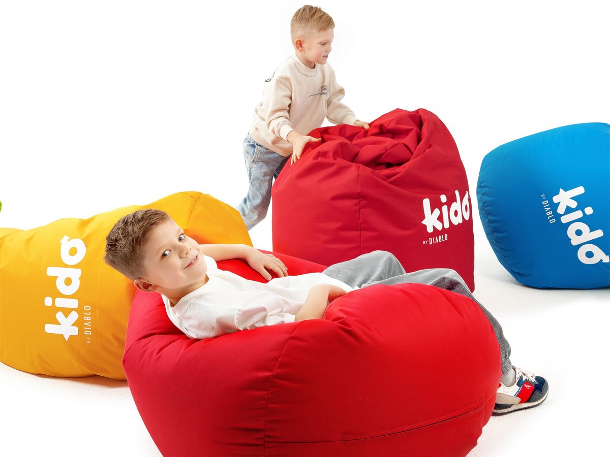 Pufa dla dziecka Diablo Chairs Kido Czerwona - Grafika lifestyle