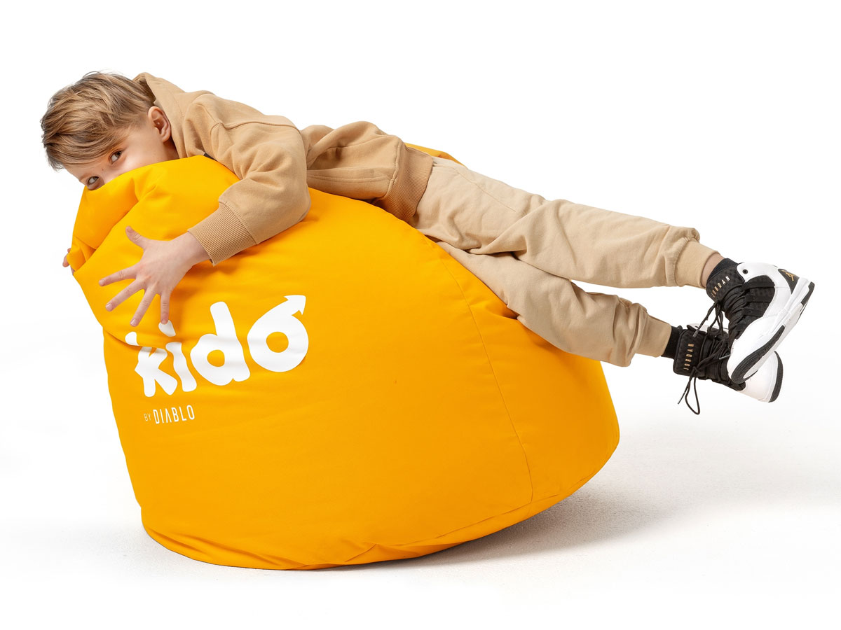 Pufa dla dziecka Diablo Chairs Kido Żółta - Grafika lifestyle