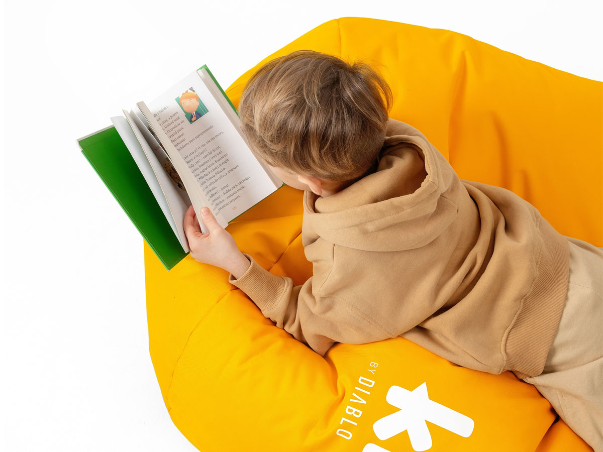 Pufa dla dziecka Diablo Chairs Kido Żółta - Grafika lifestyle