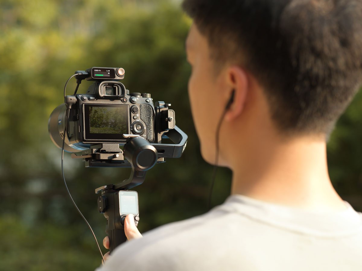 DJI Mic 2 (2 TX + 1 RX) - bezprzewodowy system mikrofonów - Grafika lifestyle