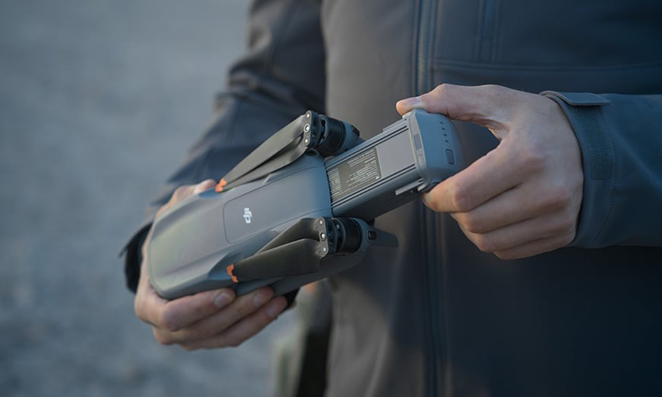 Inteligentny akumulator do drona DJI Air 3S - Grafika lifestyle