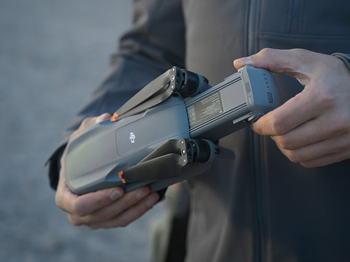 Inteligentny akumulator do drona DJI Air 3S - Grafika lifestyle
