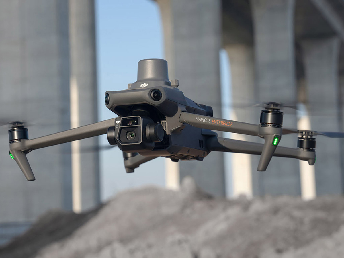 Dron DJI Mavic 3 Enterprise - Grafika lifestyle