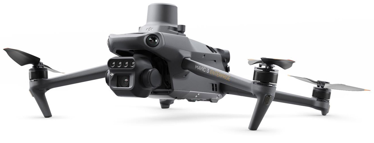 Dron DJI Mavic 3 Multispectral - Widok od przodu pod kątem