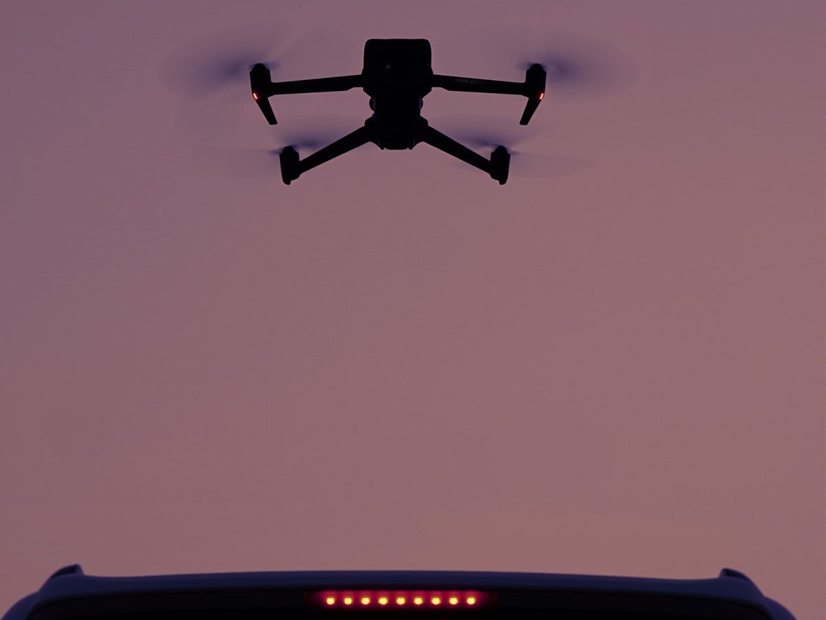 Dron DJI Mavic 3 Pro Cine - Grafika lifestyle