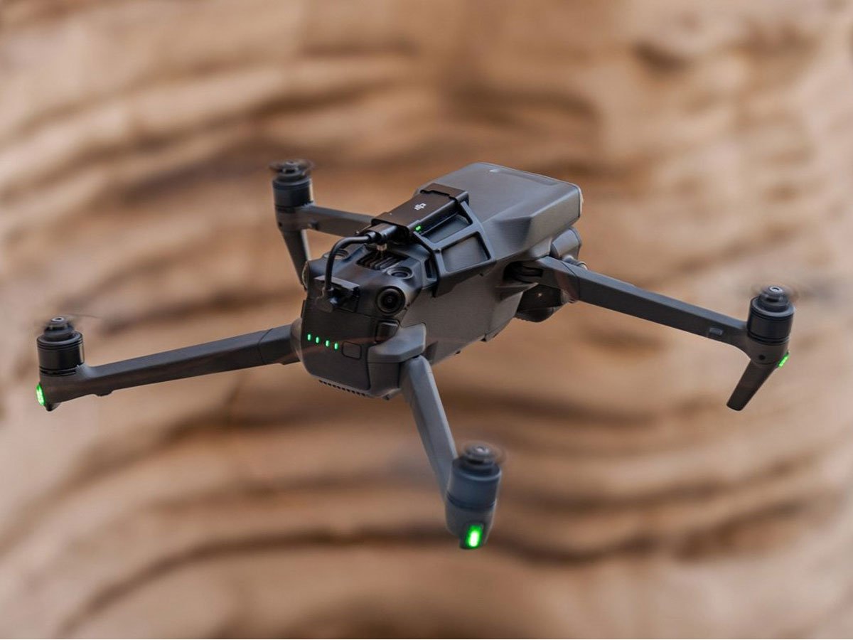 Dron DJI Mavic 3 Pro Cine - Grafika lifestyle