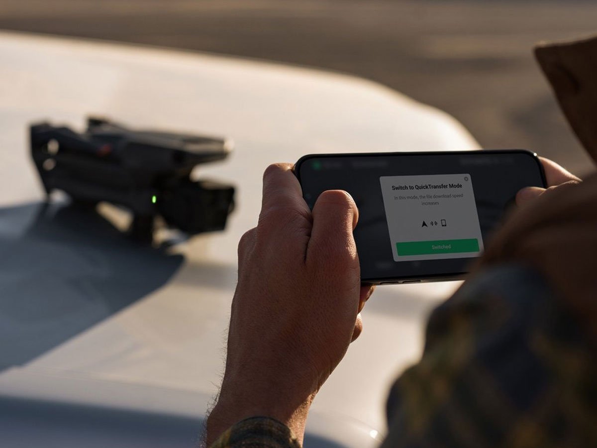 Dron DJI Mavic 3 Pro Cine - Grafika lifestyle