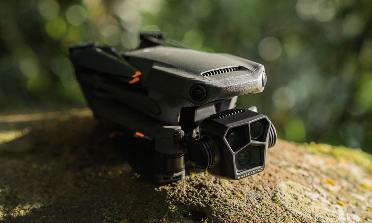 Dron DJI Mavic 3 Pro Cine - Grafika lifestyle
