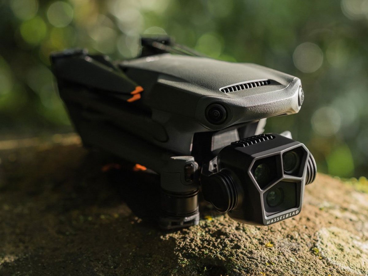 Dron DJI Mavic 3 Pro Cine - Grafika lifestyle