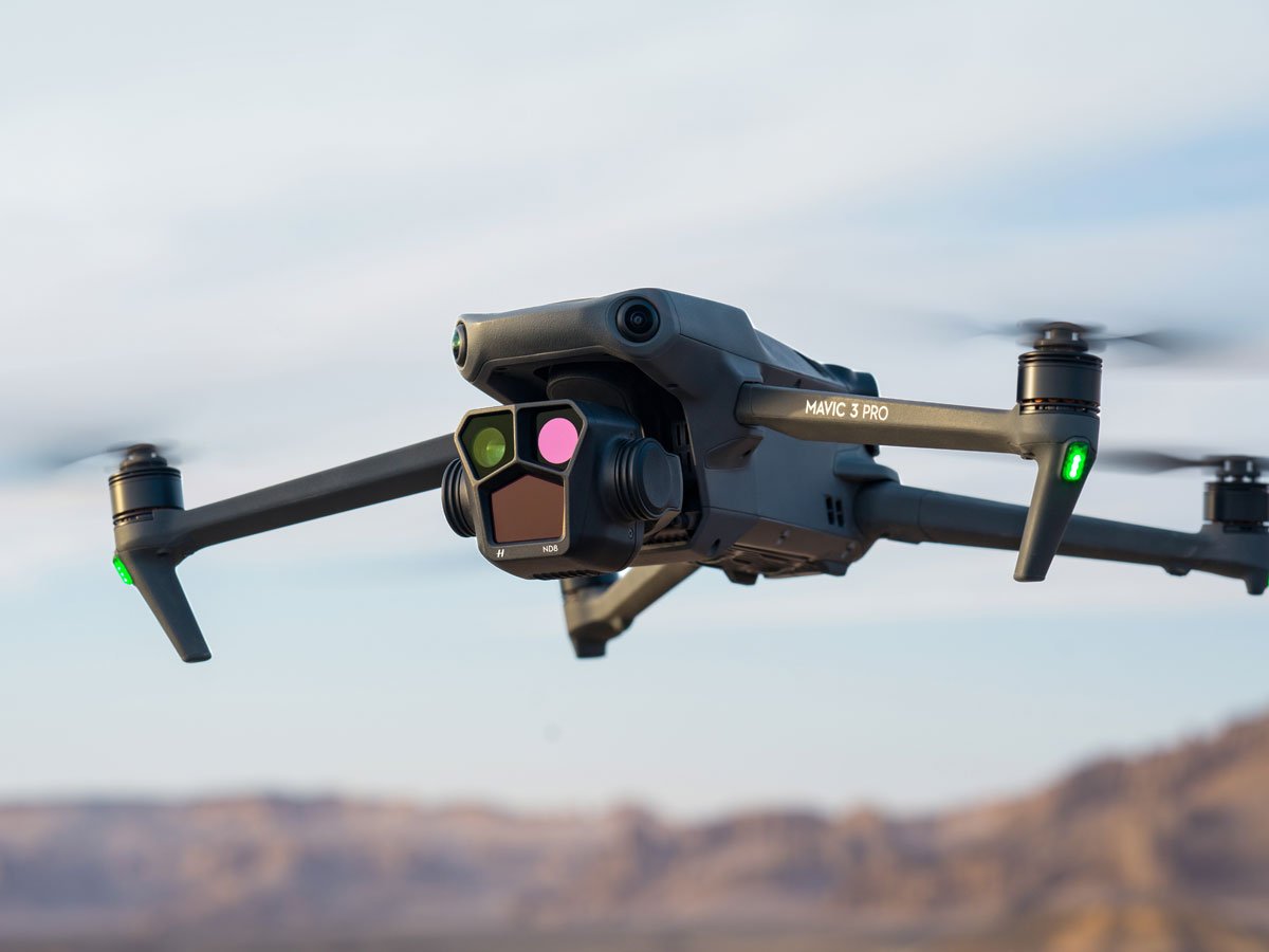 Dron DJI Mavic 3 Pro - Grafika lifestyle