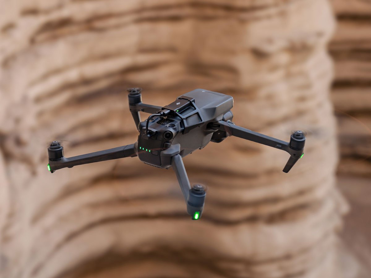 Dron DJI Mavic 3 Pro - Grafika lifestyle
