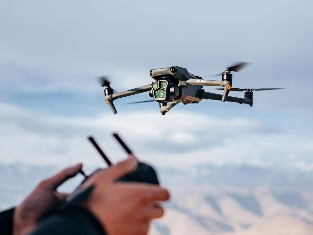 Dron DJI Mavic 3 Pro - Grafika lifestyle